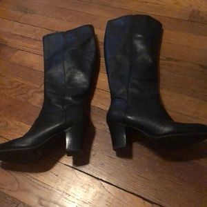 Black heeled boots